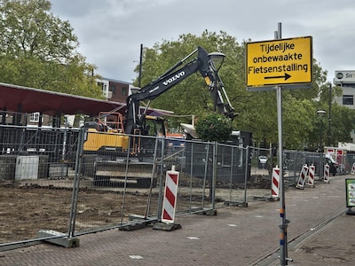 De fiets stallen aan het Gele Rijders Plein zit er even niet in en dit is de reden