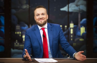 Lubach zorgt voor stormloop op goedkoop Belgisch tankstation, biedt excuses aan: ‘Ga niet naar Herentals’