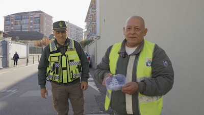 Gianni zoekt in Italiaans dorp naar hondendrollen, dankzij dna-onderzoek kan baasje worden beboet