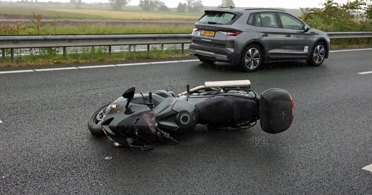 Motorrijder gaat mogelijk door auto onderuit op A59 bij Waalwijk, omrijden is door grote file snelle