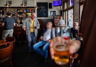 Bruine kroeg wordt immaterieel erfgoed: gaat dat stempel de traditionele cafés écht redden?