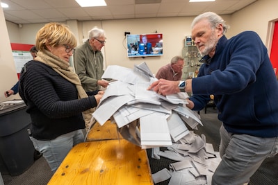 Bloedende en scheldende burgers. En saboteert ChatGPT de Betuwse gemeenteraadsverkiezingen? Dit ging er mis op de stembureaus