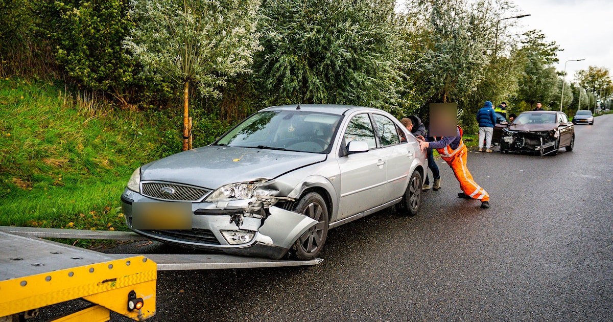 Botsing met twee auto's aan Oude Zevenaarseweg in Arnhem
