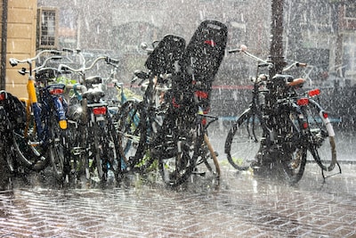 Koude dag met veel buien en kans op onweer, hagel en natte sneeuw