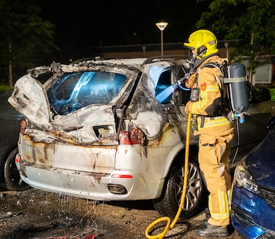 Auto brandt volledig uit in Arnhem
