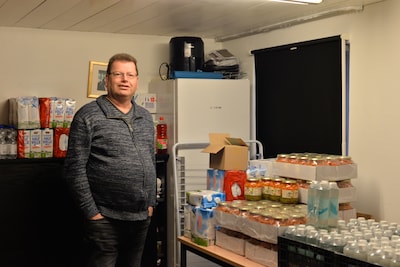 René zamelt oude telefoons in voor daklozen die per se buiten willen slapen in de sneeuw en kou