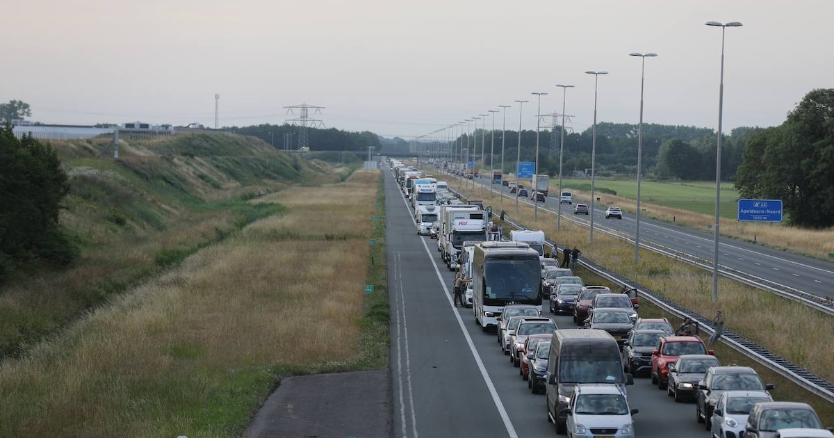 Flinke file op A50 na ongeluk en kapotte vrachtwagen: meer dan uur vertraging.