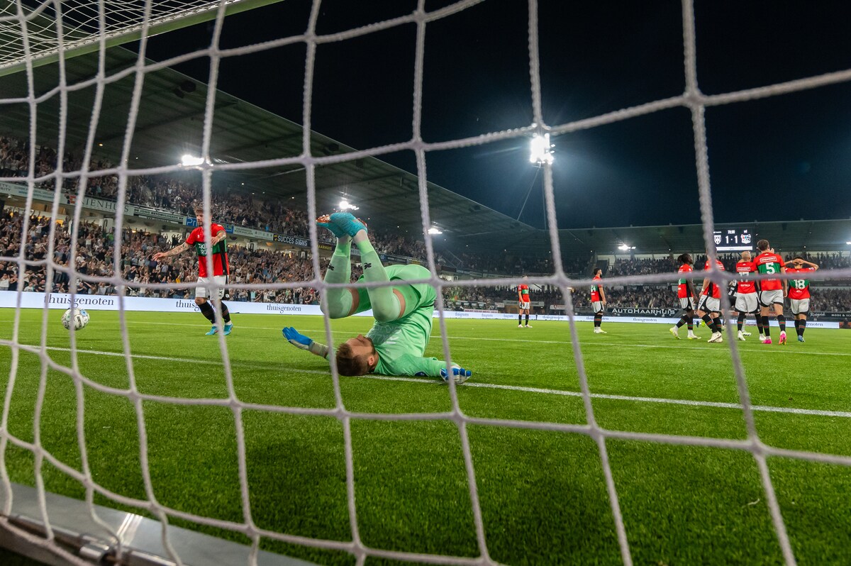 De spelers van NEC zijn vol ongeloof na de 2-1 tegen Heracles Almelo.