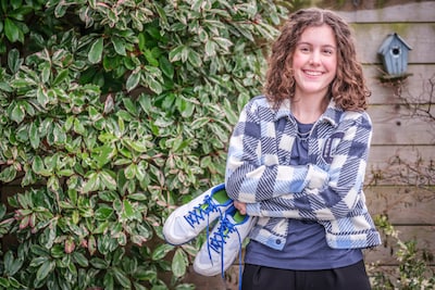 Emelie (16) ziet door hersentumor bijna niks, maar staat straks toch aan de start in het Olympisch Stadion