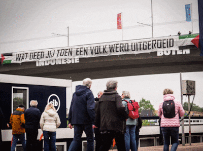 Mannen trekken pro-Palestina-spandoek van Nelson Mandelabrug: ‘Heeft 0,0 met Arnhem te maken’