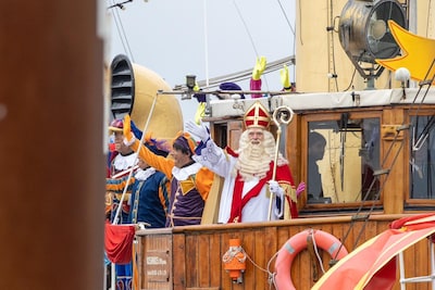 Sinterklaas aangekomen op Texel: veel ouders en kinderen vertrekken door aangepaste aanmeerplek