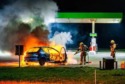 Vier inzittenden met de schrik vrij nadat auto ineens in brand vliegt in Deest