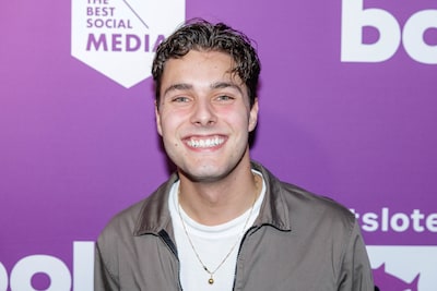 Frans Bauer Jr. doet iets heel geks met oesters en RTL-weervrouw Nicolien klust bij als model