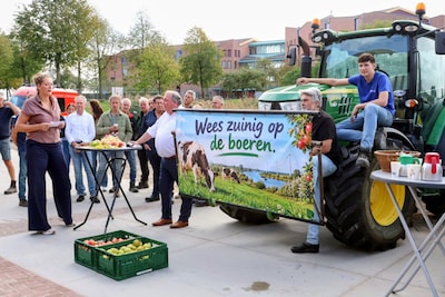 Twintig tractoren bij open dag gemeentehuis Maurik: boeren nemen appels, peren en blokjes kaas mee