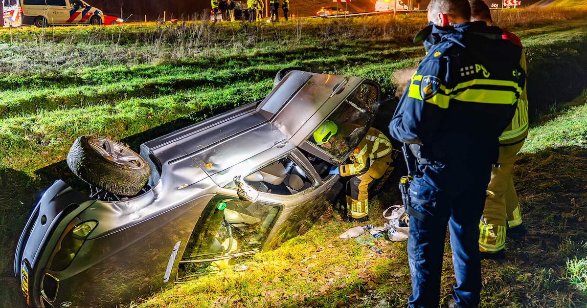 Auto op de kop in greppel naast de A73 bij Nijmegen