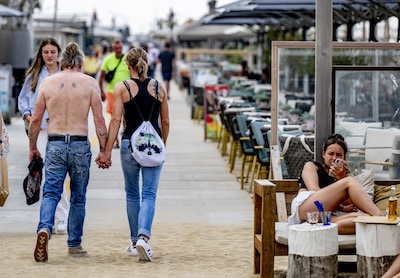 In Frans kustplaatsje mag je niet in zwemkleding door de stad, wat zijn de regels in Nederland?
