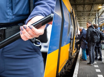Treinboa’s krijgen wapenstok: kabinet geeft toestemming voor proef NS na toenemende agressie