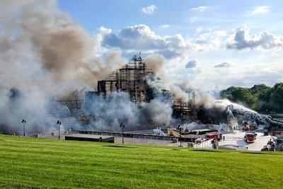 Hoofdpodium van Tomorrowland ‘compleet vernietigd’ door vlammenzee, festival gaat wel door