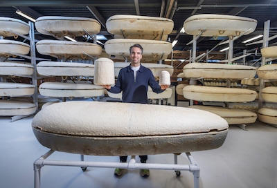 Na doodskisten zijn er nu urnen van paddenstoelen, waaruit een boompje groeit: ‘Je kunt er een zaadje in doen’