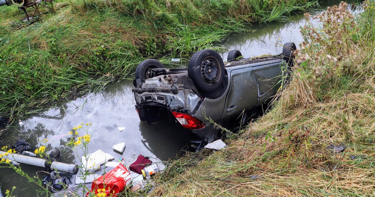 Omstanders redden twee volwassenen en een baby uit auto in de sloot: ‘Ontzettend bewonderenswaardige