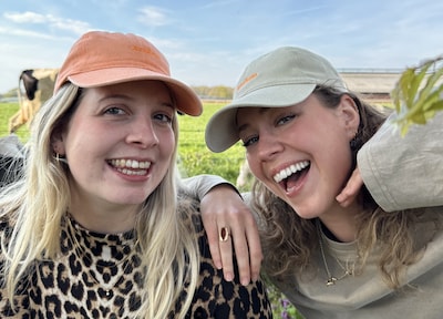 Oranje boven! Karlijn en Dorrit bedenken Arnhemse petten voor Koningsdag