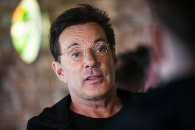 Gerard Joling niet trots op reactie na incident met biergooier: ‘Ik zat hoog in m’n emotie’