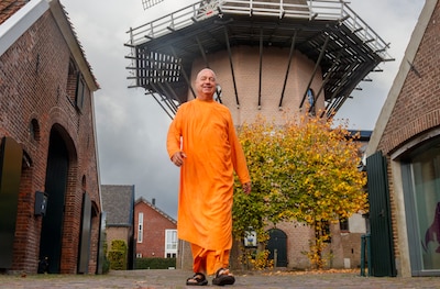 Monnik Bhaktimarga Swami (73) loopt 157 kilometer na knieoperatie: ‘Mijn lichaam voelt als een robot’