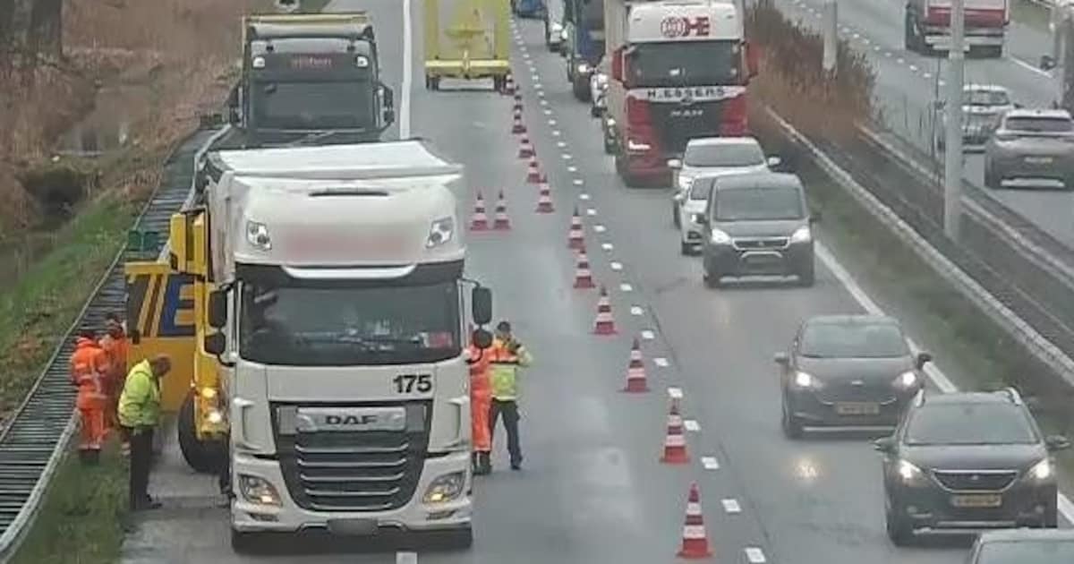 Vrachtwagen met pech blokkeert rijstrook op de A58 bij Oirschot: vertraging richting Eindhoven