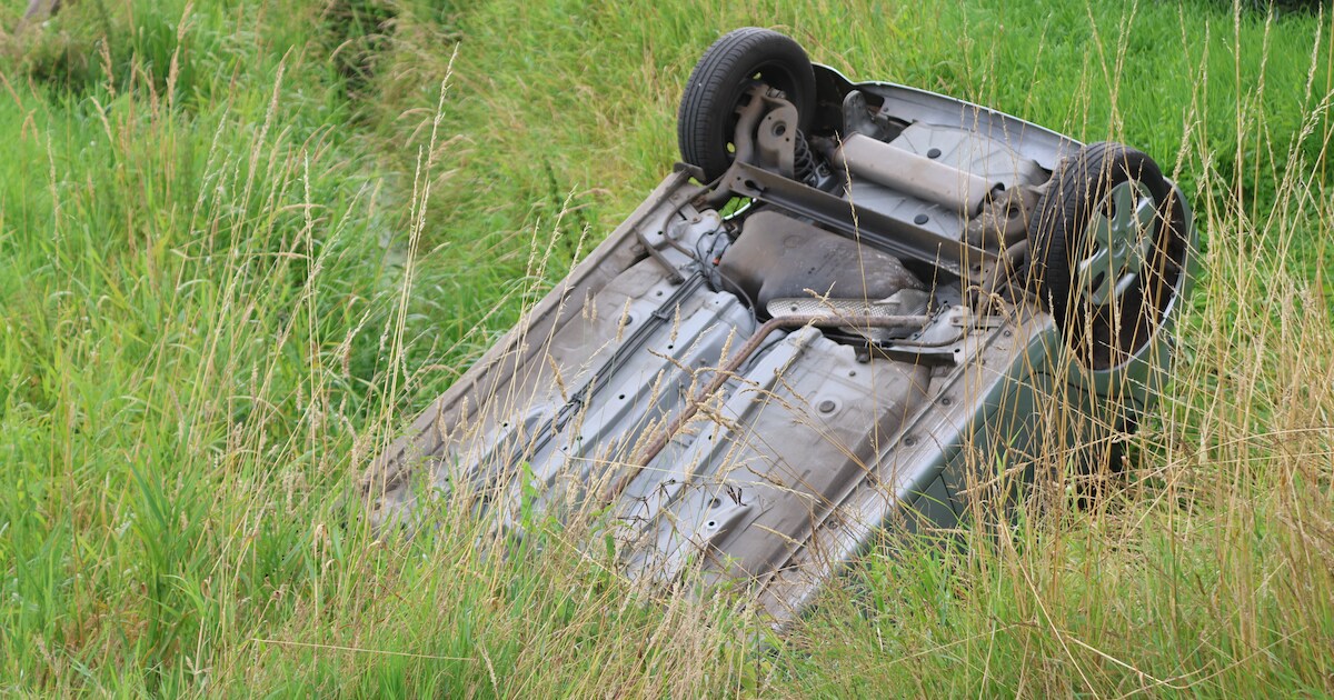 Vrouw eindigt met auto op de kop in sloot in Leersum