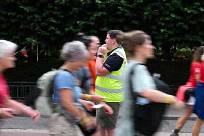 LIVE Vierdaagse 2026 | Britse militairen mogen nog niét drinken • Eerbetoon aan ‘goedemorgen-man’ • 