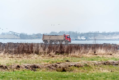 Buurtbewoners zitten klem: als er om de hoek geen zand afgegraven mag worden, dreigt de komst van een megastal