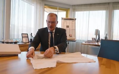 Duidelijke boodschap: Burgemeester Boumans stuurt een te klein t-shirt naar 150 kamerleden