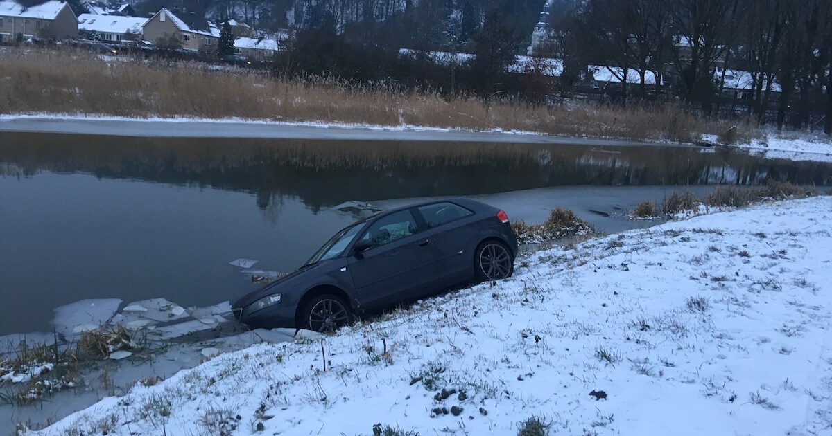 Auto slipt Het Meertje in bij Persingen
