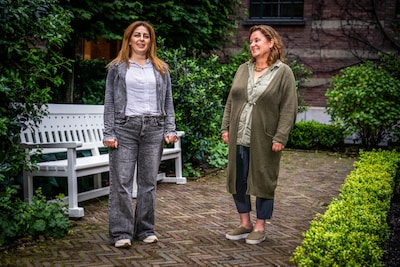Thuiszorgmedewerker Ola uit Syrië was bang om huizen binnen te gaan, nu appen cliënten haar als ze er niet is