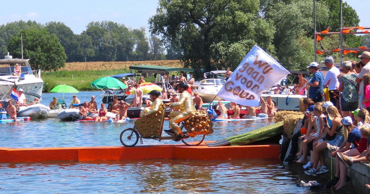 Massaal de Maas in tijdens hilarisch spektakel ‘Fiets ’m erin’ in Maasbommel