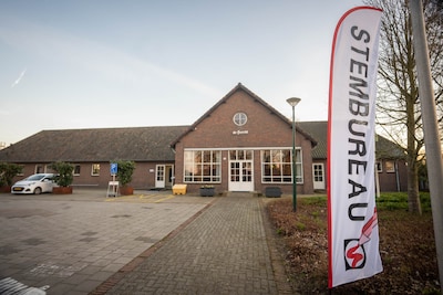 Zware deuren, steile oprijplaten en diepe kuilen maken stemmen in Land van Cuijk nog lastig