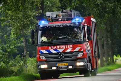 Jetskiër in problemen op de Waal, veerpont in Wamel brengt redding