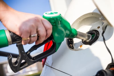 Prijs aan de pomp naar nieuw record: benzine niet eerder zo duur tijdens oorlog in Midden-Oosten