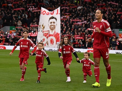 Virgil van Dijk over opkomst met zoons Diogo Jota: ‘Een enorme eer om ze mee het veld op te nemen’