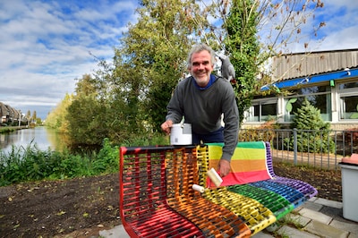 Regenboogbankjes steeds weer zwart geverfd, Rien wil daar wat aan doen: ‘Wat voor last heb je ervan?’