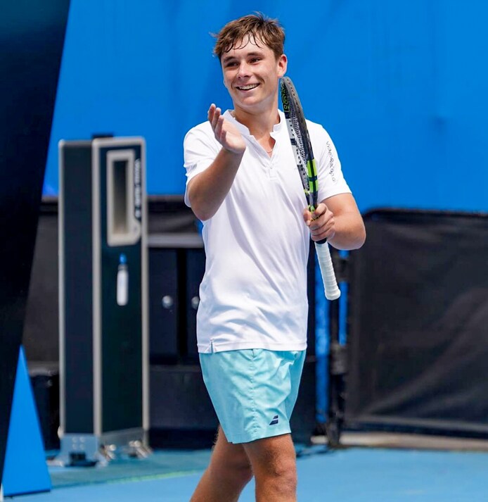 De tenniswereld ligt aan de voeten van Mees Röttgering (17): ‘Nu is het ...