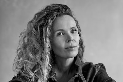 Roxane van Iperen spreekt in Ravenstein tijdens Maand van de Filosofie