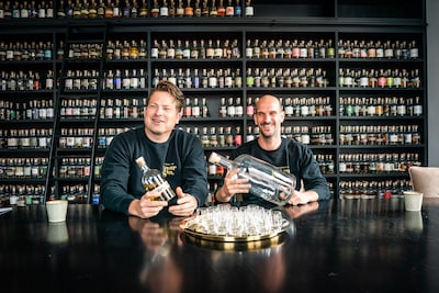 Rode ui, zeewier en buddha’s hand: Sander en Ben maken gin met de gekste smaakjes