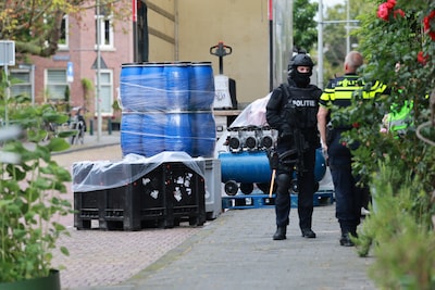 Politie betrapte man bij groot drugslab in woonwijk: verdachte zat onder vloeistoffen bij behandeling in ziekenhuis