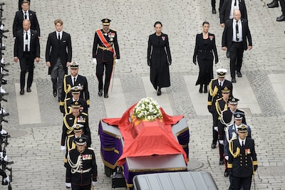 Roos van Sonja zorgt voor tranen en rouwstoet heeft Oranje randje: dit zijn de mooiste foto’s van afscheid Harald