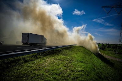 Zeker zes boeren aangehouden na brandende hooibalen langs A2 bij Breukelen: ‘In gevaar brengen verkeersveiligheid’