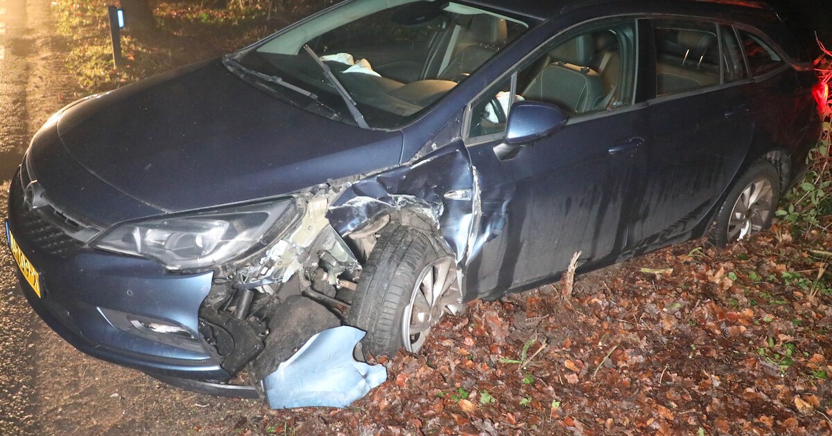 Automobilist botst op aanhanger van tractor op de Stoutenburgerlaan in Stoutenburg