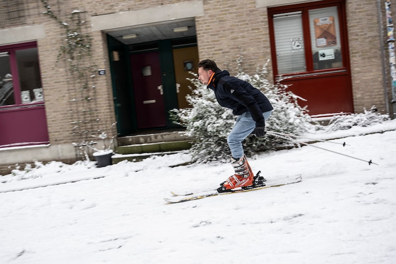 nikay-pas-uit-nijmegen-gaat-op-skis-de-grotestraat-af