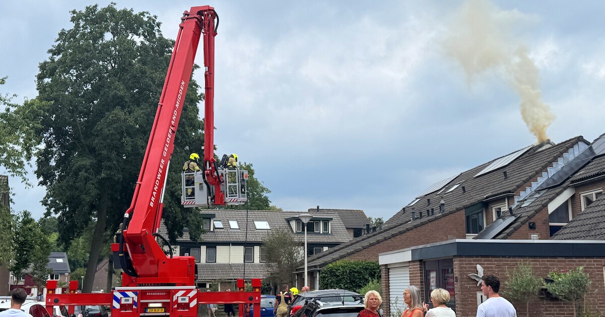 Werkzaamheden veroorzaken brand op dak van woning in Huissen