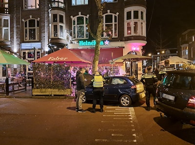 Automobilist ramt in Nijmegen drie auto’s, gaat er ineens vandoor en blijft spoorloos: ‘Week de tijd om te melden’